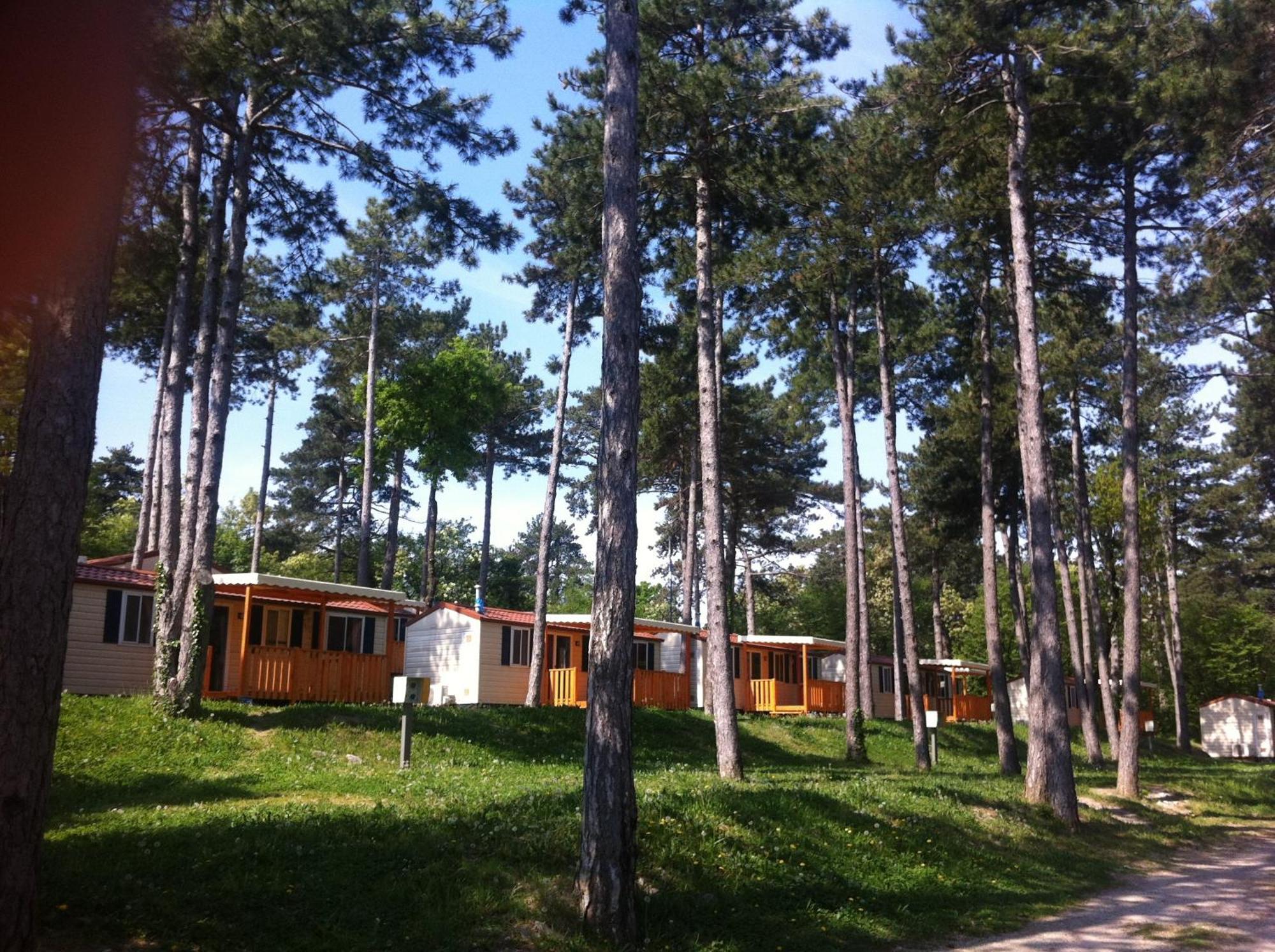 Camping Village Mare Pineta Sistiana Bilik gambar